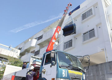 クレーンで2階から1階へ移動